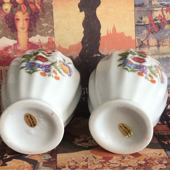 Vintage MCM 5 Inch Swirled Porcelain Floral Ginger Jars with Lids Set of 2 - Picture 7 of 7